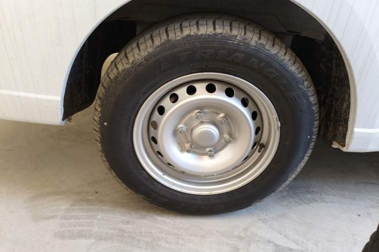 Used Wuling Yangguang 2024 300KM Comfort Version Passenger Van 75kW