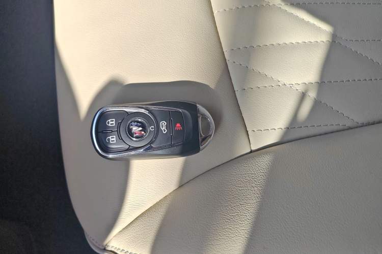 Used Buick GL8 2023 Facelifted Land Cruiser Executive Luxury Version
