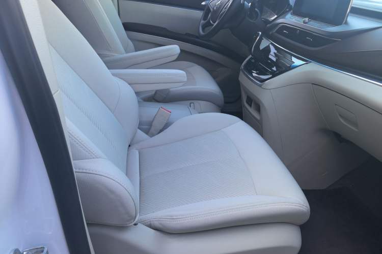 Used Buick GL8 2023 Land Executive Class Comfort Model