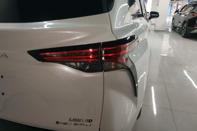 Used Toyota Sienna 2024 2.5L Hybrid Four-Wheel Drive Prestige Edition