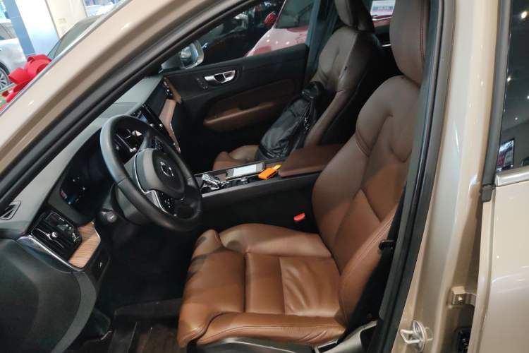 Used Volvo XC60 2023 B5 4x4 Smart Luxury Edition
