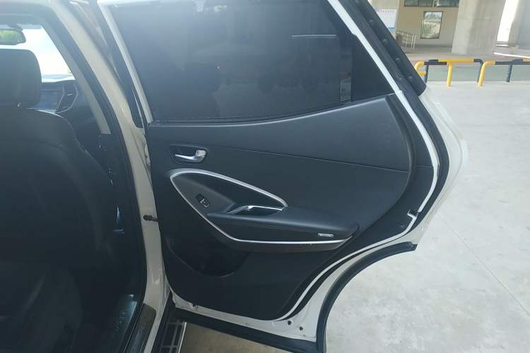 Used Hyundai Santa Fe 2015 2.0T Automatic All-Wheel Drive Smart Version 5 Seats
