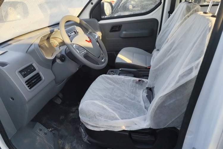 Used Wuling Yangguang 2024 300KM Comfort Version Passenger Van 75kW
