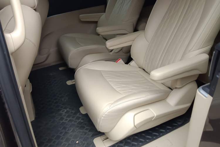 Used Buick GL8 2023 Facelifted Land Cruiser Executive Luxury Version
