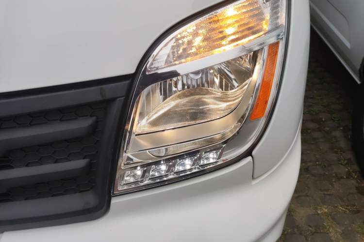 Used SAIC MAXUS Xintu V80 2021 2.0T AMT Classic Aoyuntong Short Wheelbase Mid-Roof 5/6-Seater