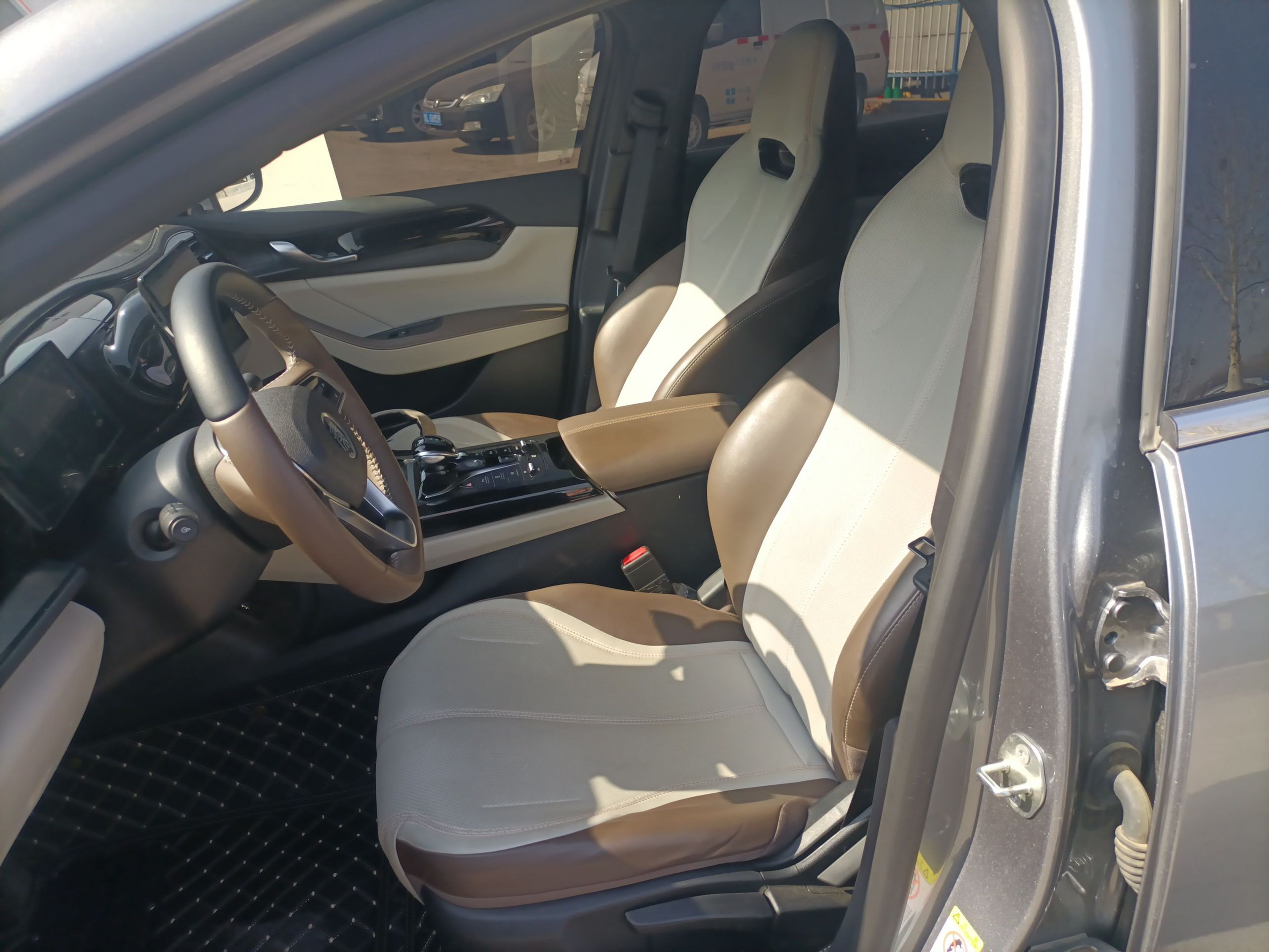 Переднее сиденье в автомобиле