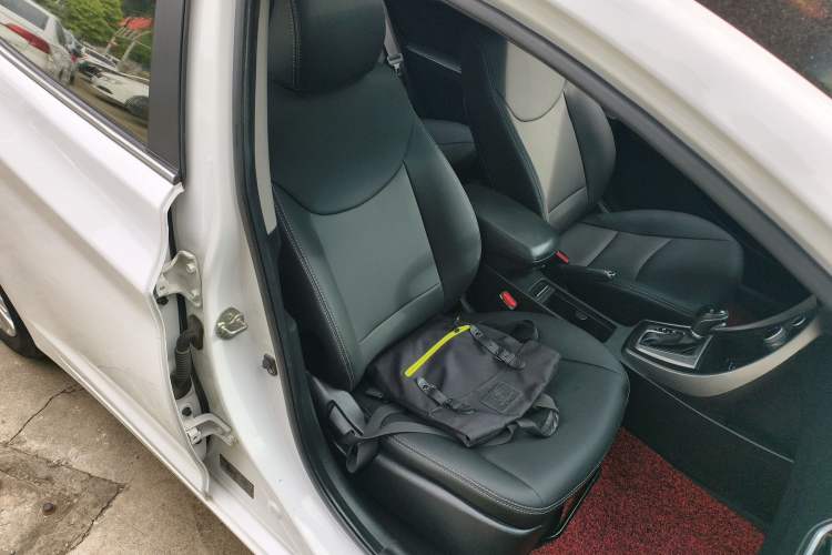 Used Hyundai Elantra (5th Generation / Langdong) 2016 1.6L Automatic Smart Version