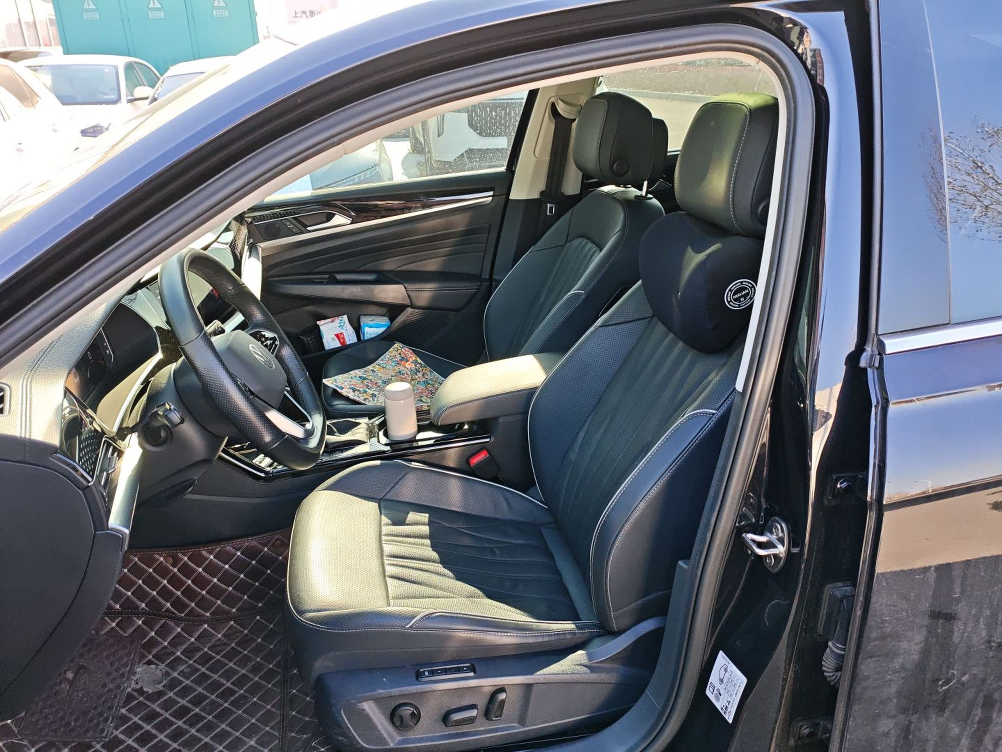 Переднее сиденье в автомобиле