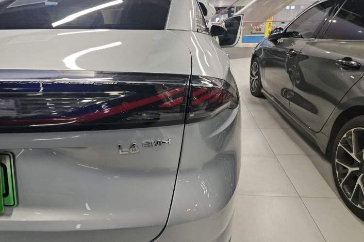 Used  L6 2025 EM-i 140km Starship Edition
