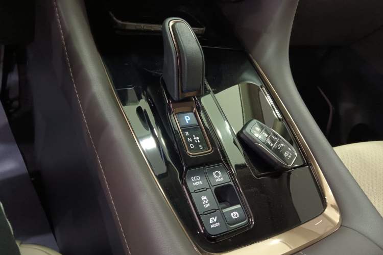 Used Toyota Alphard 2024 Dual-Engine 2.5L Deluxe Edition
