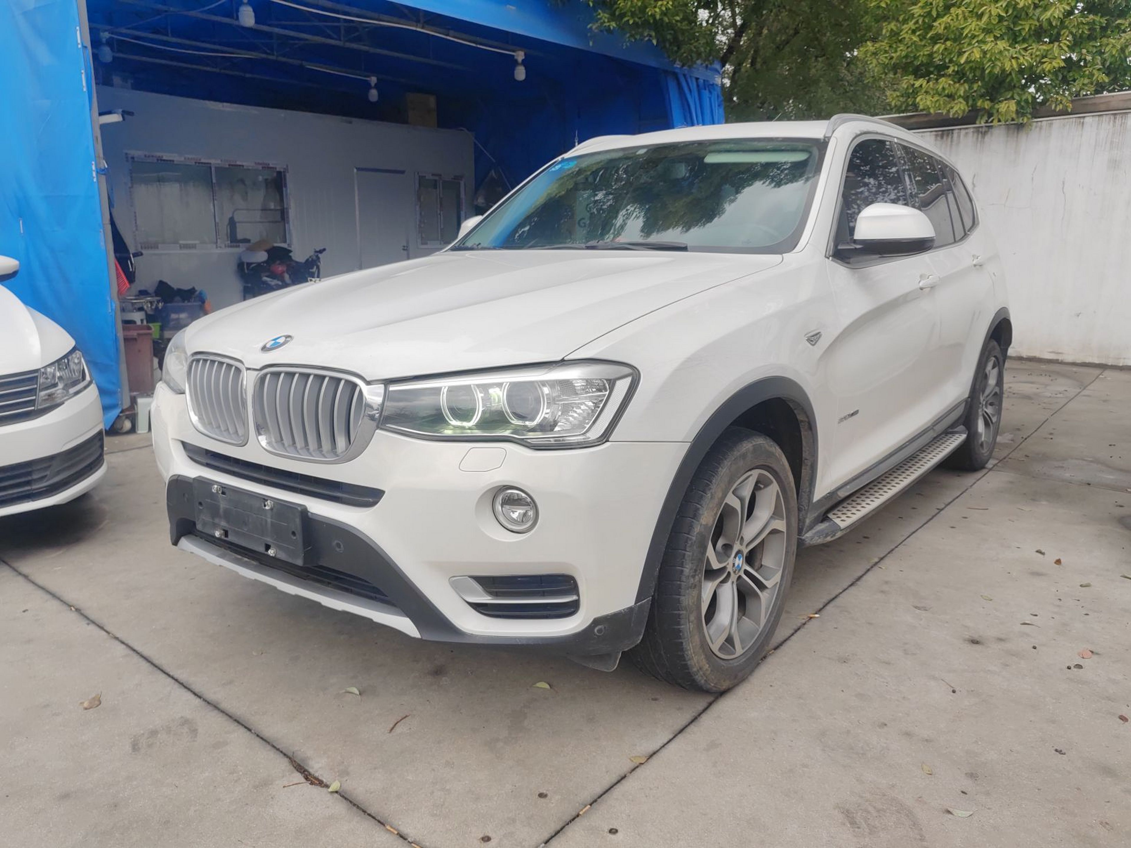 تحت مقدمة السيارة