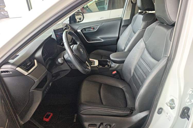 Used Toyota RAV4 2023 2.0L CVT Two-Wheel Drive 20th Anniversary Platinum Edition
