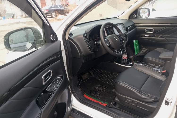 Used Mitsubishi Outlander 2019 2.0L Two-Wheel Drive Comfort Edition 5 Seats China V Standard