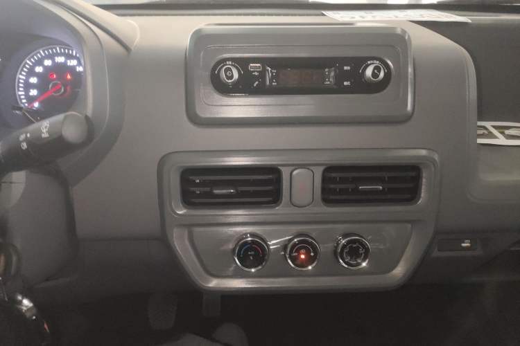 Used Wuling Yangguang 2024 300KM Comfort Version Passenger Van 75kW