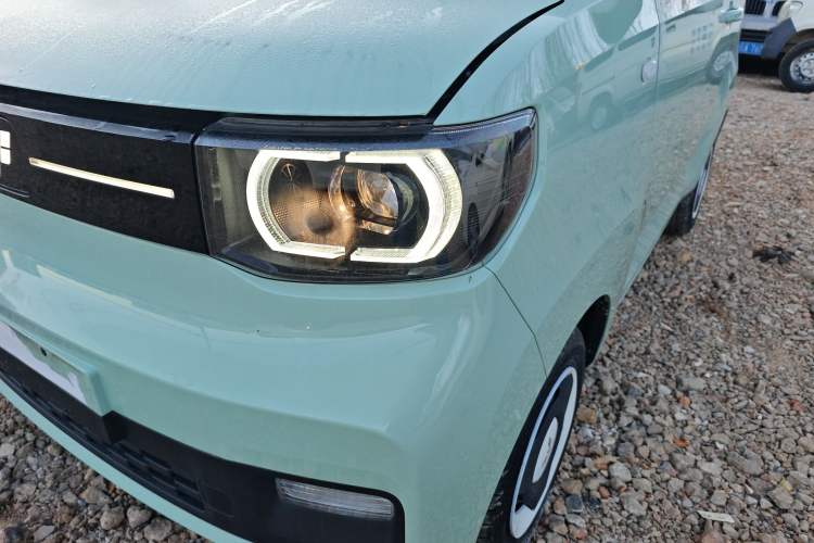 Used Wuling Hongguang MINIEV 2021 Macaron Sandwich Model 120 km Lithium NMC
