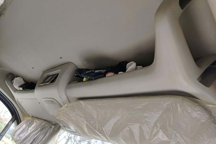 Used SAIC MAXUS Xintu V90 2024 Zhiyun 2.0T Manual Rear-Drive Extended-Wheelbase High-Roof Model with Dual Rear Tires and 3 Seats