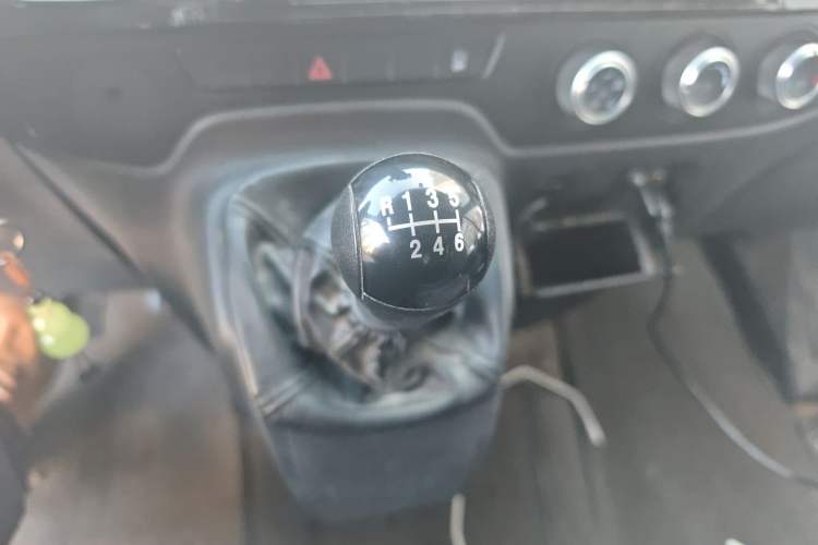 Used JMC Fushun 2023 2.0T Manual Short-Wheelbase Mid-Roof Commercial Van Transporter 2/3 Seats
