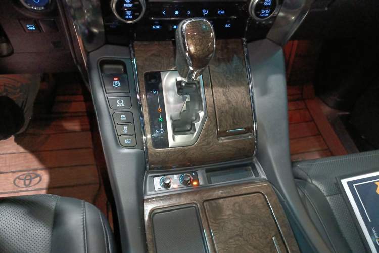 Used Toyota Vellfire 2021 Crown Dual-Engine 2.5L HV Prestige Edition
