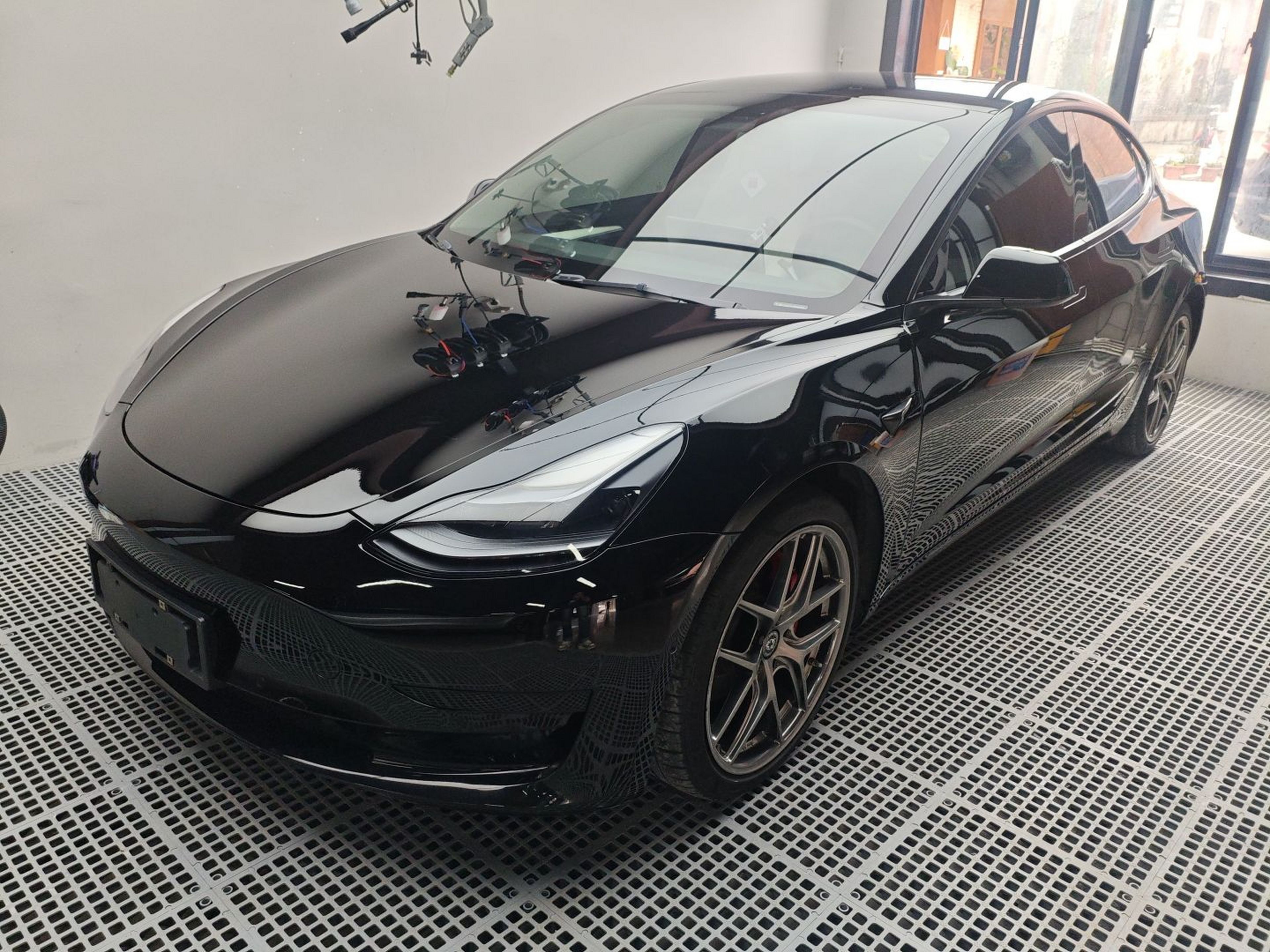 Под передней частью автомобиля