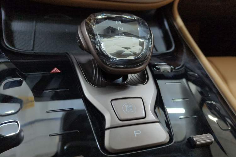 Used Denza D9 2022 DM-i 970 Four-Wheel Drive Flagship Model
