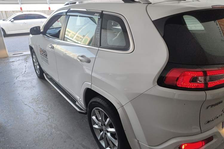 Used  Cherokee 2017 2.4L Professional Smart Edition
