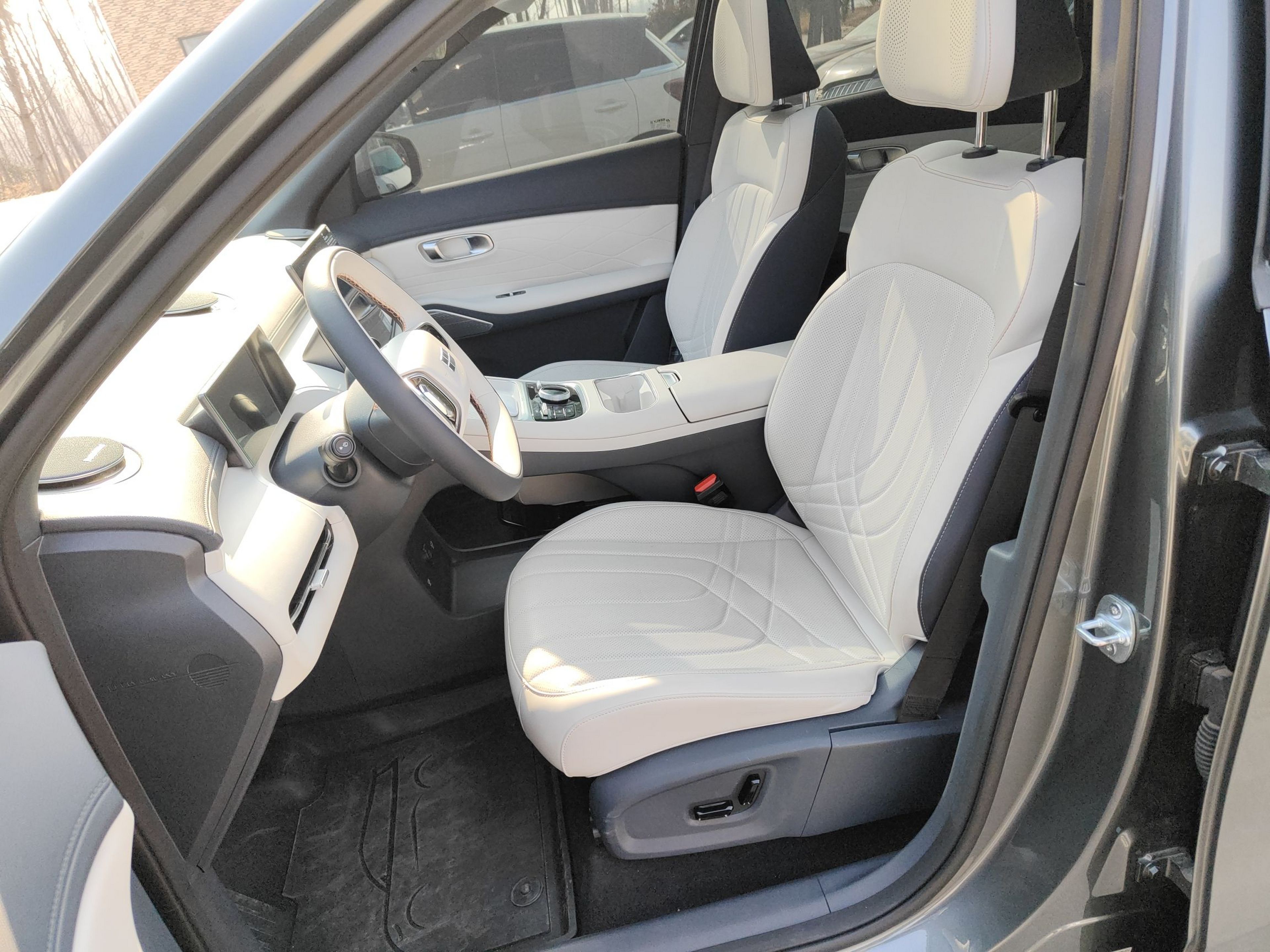 المقاعد الأمامية داخل السيارة