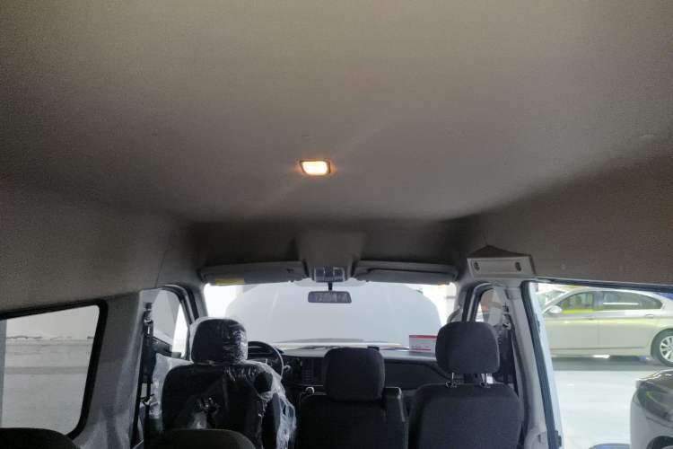 Used SAIC MAXUS Xintu V80 2023 2.0T Manual Classic Aoyuntong Long Wheelbase Mid-Height 6/7/8/9-Seater