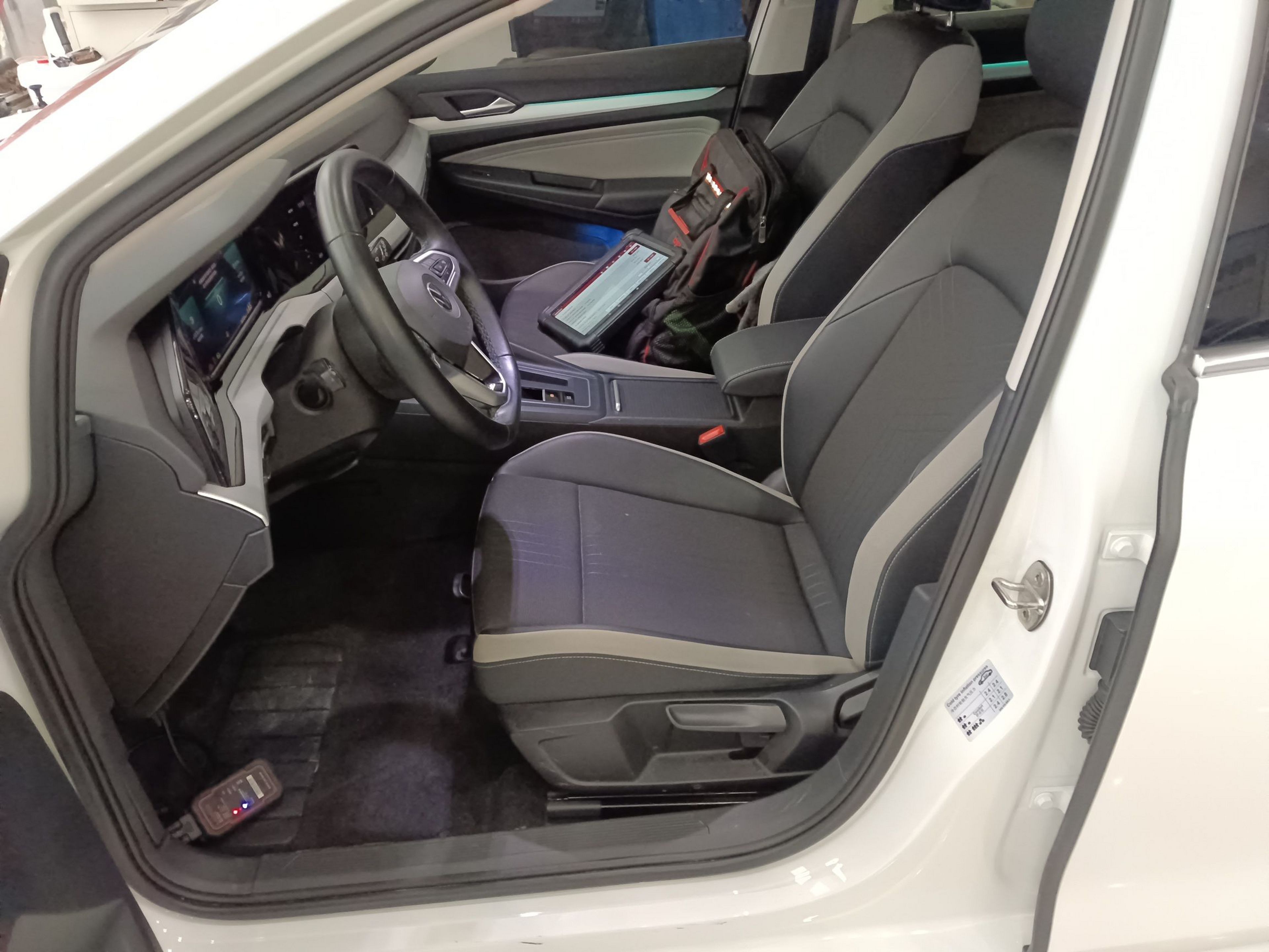 المقاعد الأمامية داخل السيارة