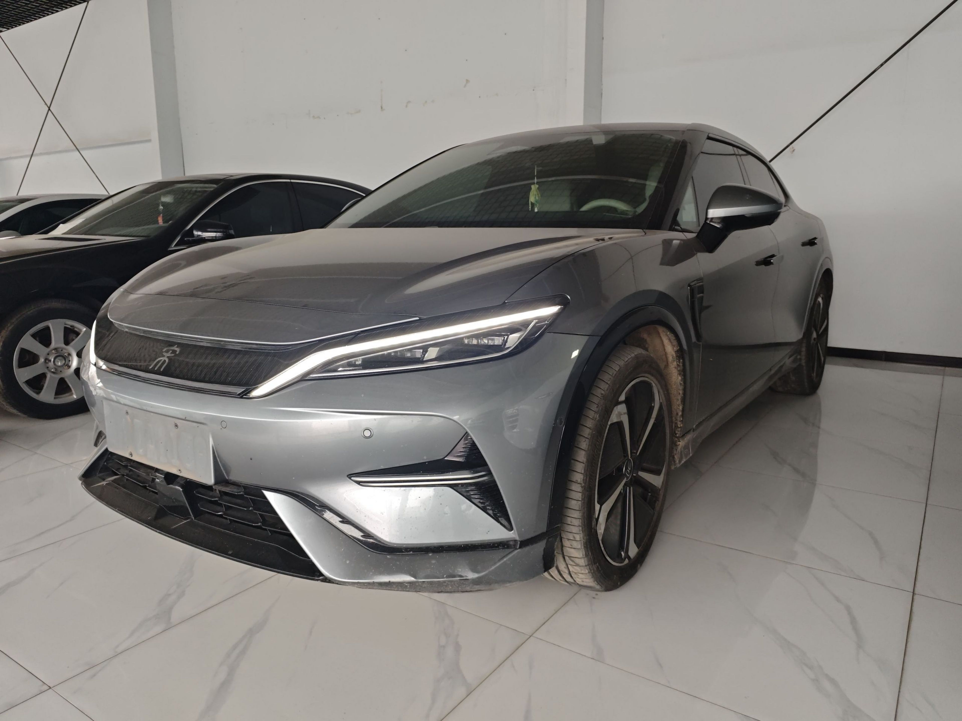 Под передней частью автомобиля