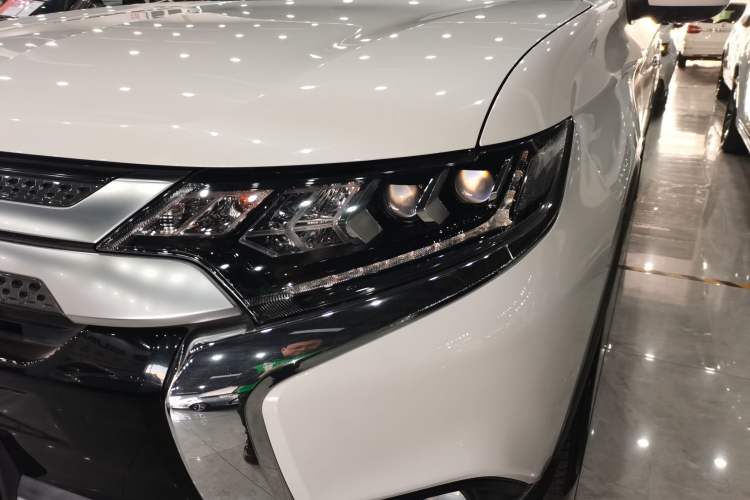 Used Mitsubishi Outlander 2019 2.4L 4x4 Zhi Xiang Edition 5 Seats China VI Standard
