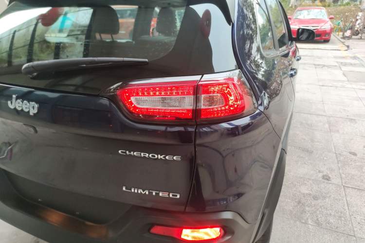 Used  Cherokee 2017 2.0L Superior Edition