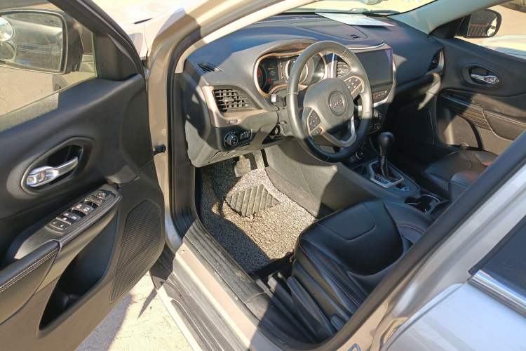 Used  Cherokee 2016 2.0L Leading Edition