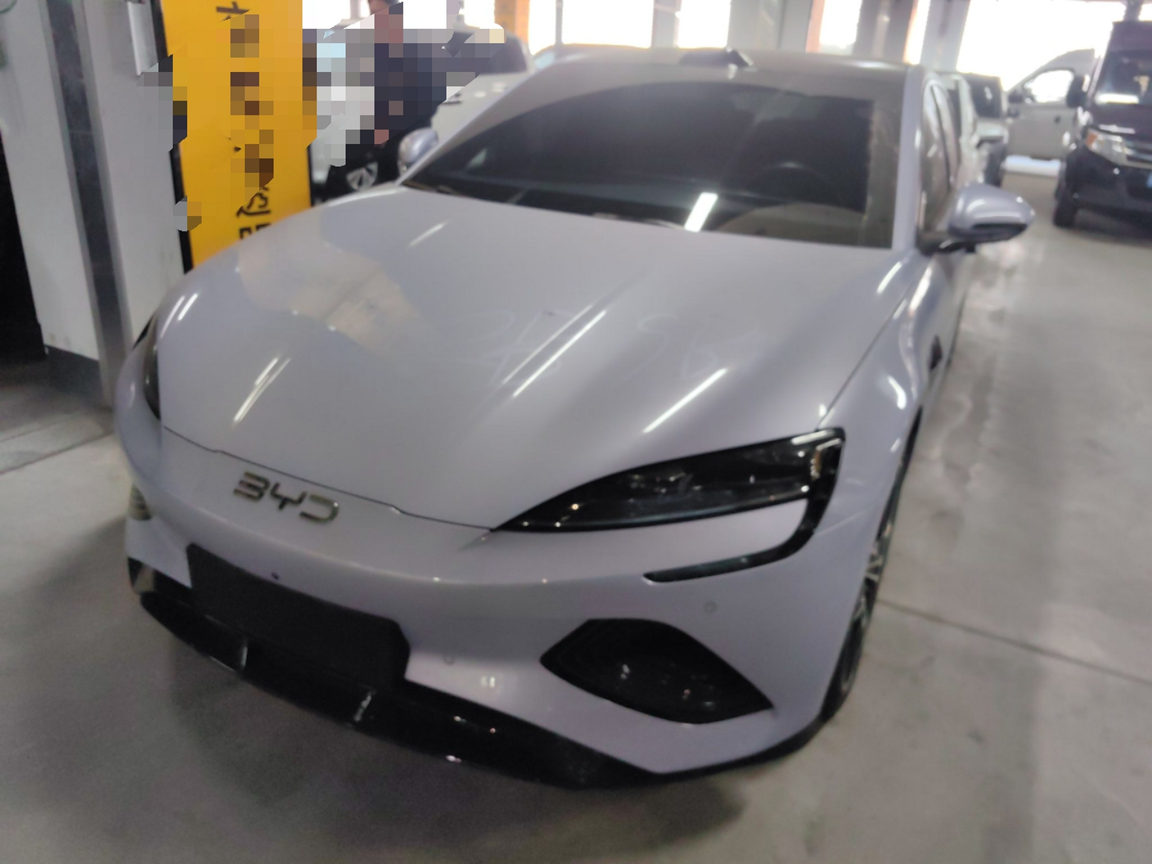 تحت مقدمة السيارة