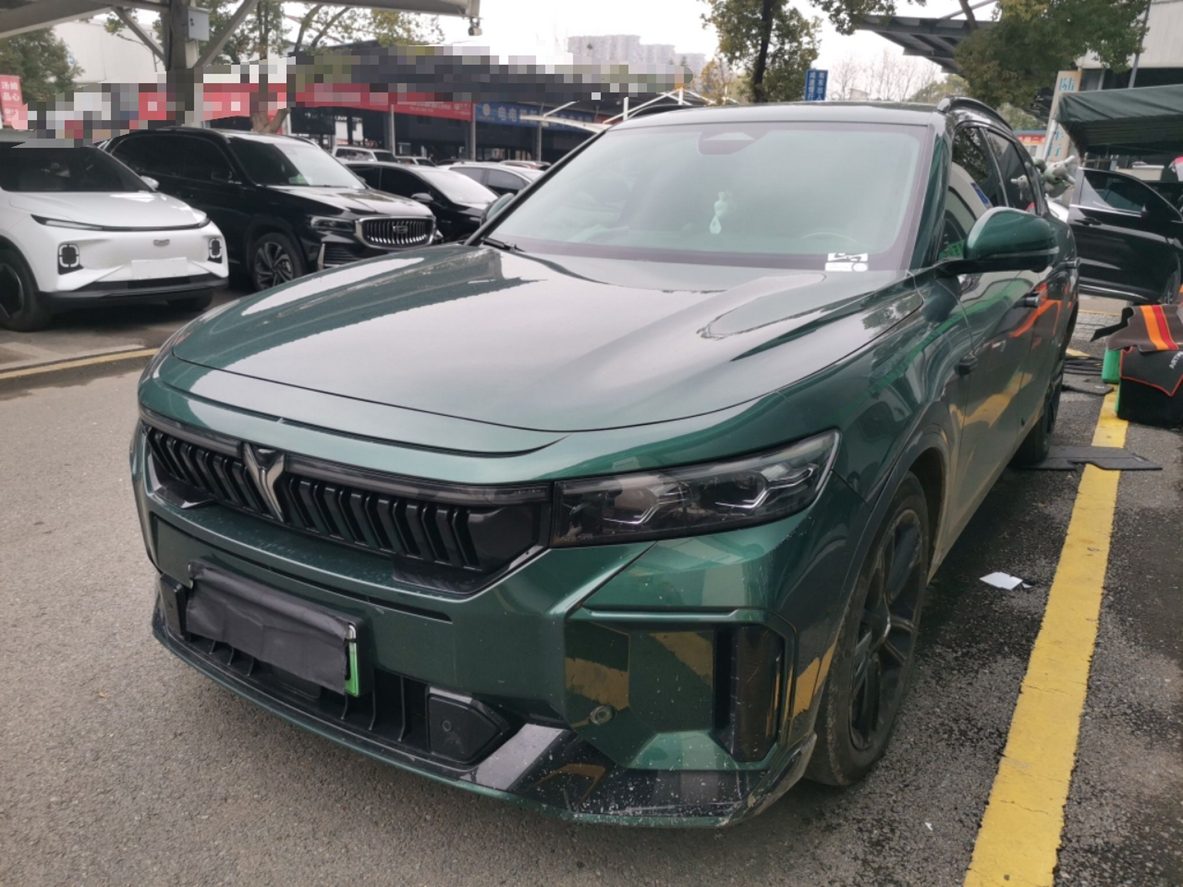 تحت مقدمة السيارة