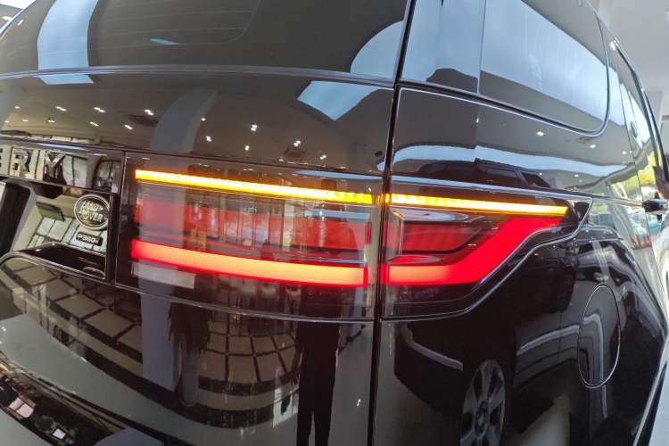 Used Land Rover Discovery 2021 360 PS R-Dynamic S
