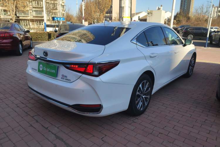 Used Lexus ES 2021 200 Excellence Edition
