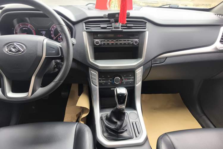 Used SAIC MAXUS T60 2022 5th Anniversary Edition 2.0T Diesel Manual Two-Wheel Drive High Ground Clearance Comfortable Version with Extended Cabin
