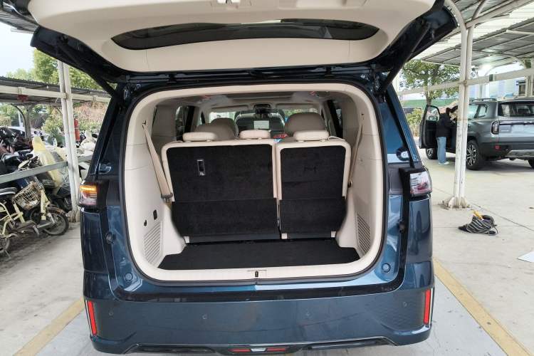 Used VOYAH Dream 2025 EV Four-Wheel Drive Flagship Kunpeng Edition
