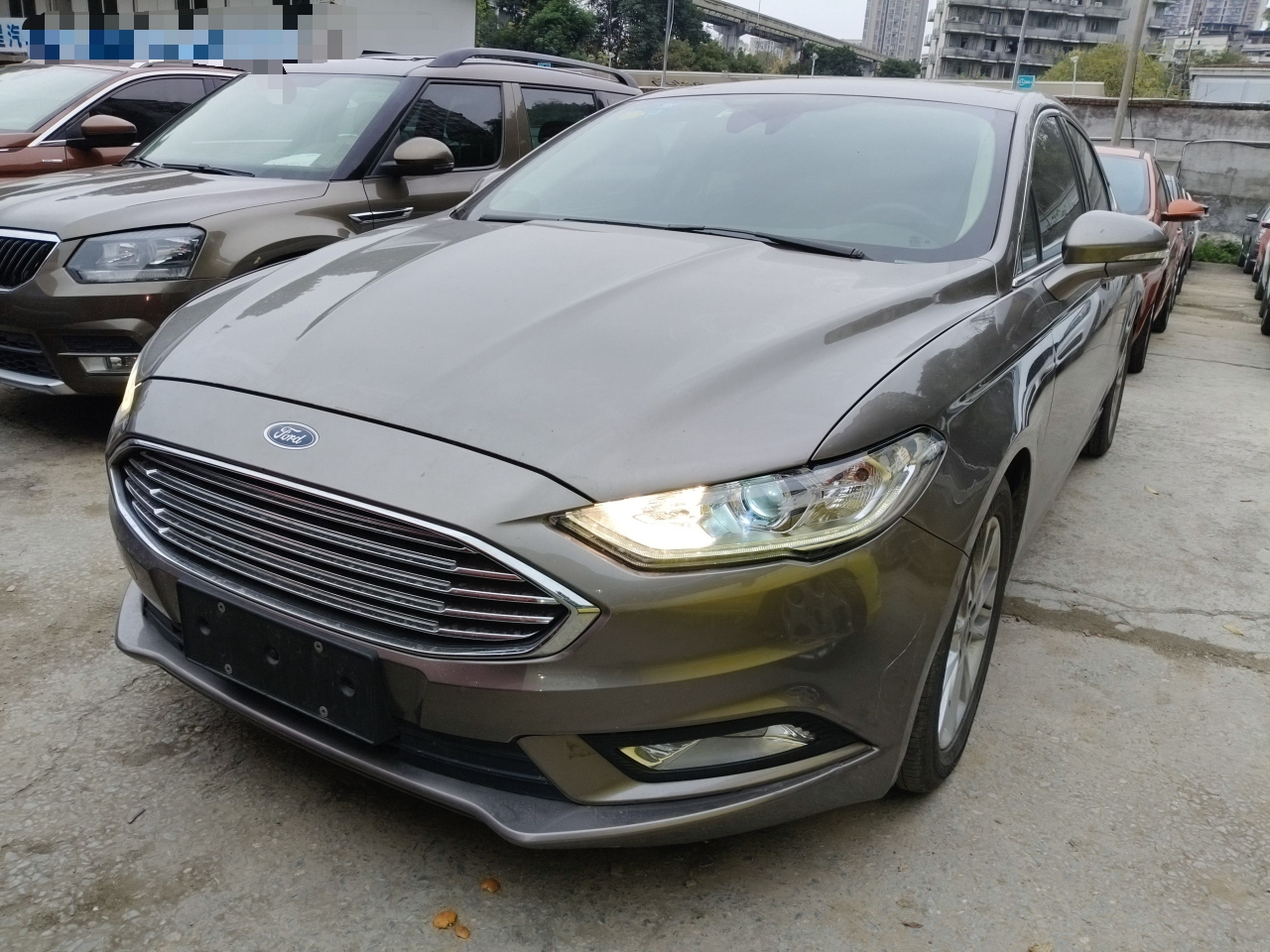 Под передней частью автомобиля