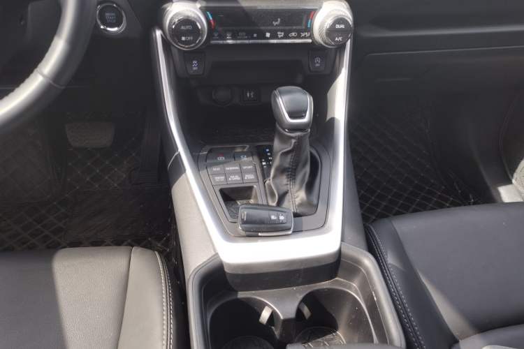 Used Toyota Wildlander 2022 2.0L CVT 4x4 Luxury PLUS Edition
