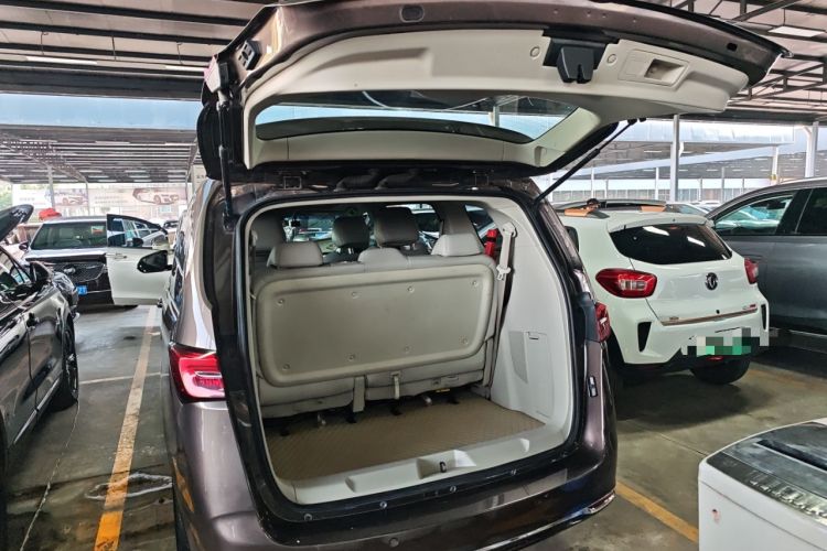 Used Buick GL8 2023 Land Executive Class Comfort Model
