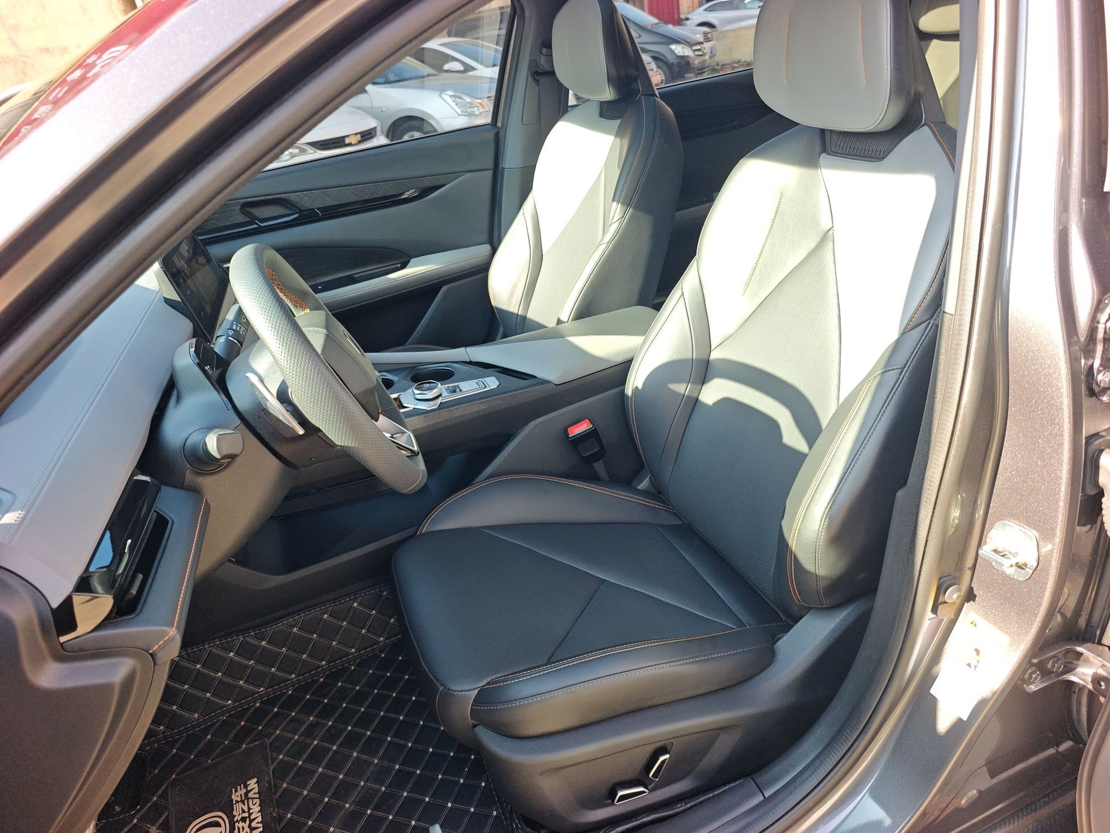 Переднее сиденье в автомобиле