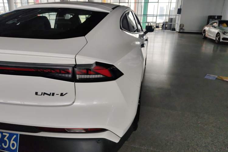 Used Changan UNI-V 2024 1.5T Smart Navigation Version
