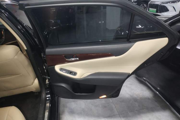 Used Toyota Crown 2015 2.0T Fashion Edition
