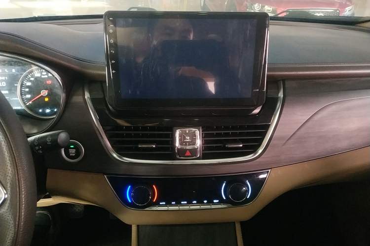 Used Baojun 730 2017 1.8L iAMT Prestige Version 7 Seats
