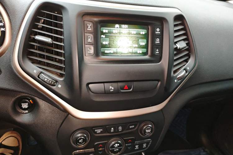 Used  Cherokee 2017 2.4L Leading Edition
