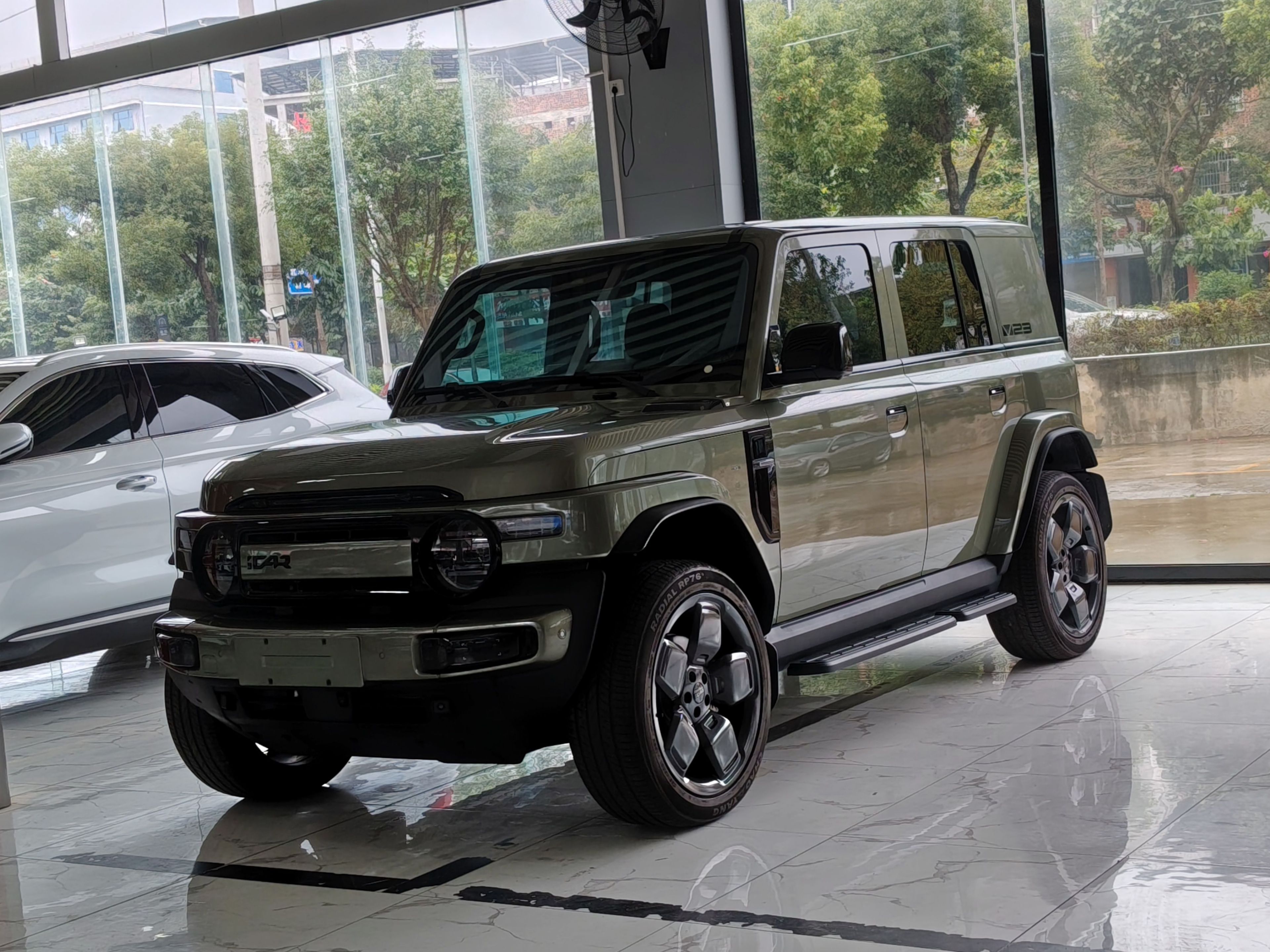 Под передней частью автомобиля