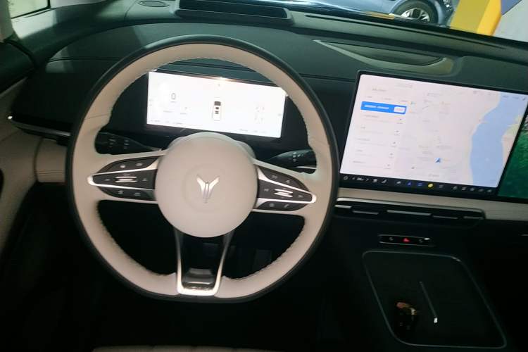 Used VOYAH Dream 2025 PHEV Four-Wheel Drive Prestige Kunpeng Edition
