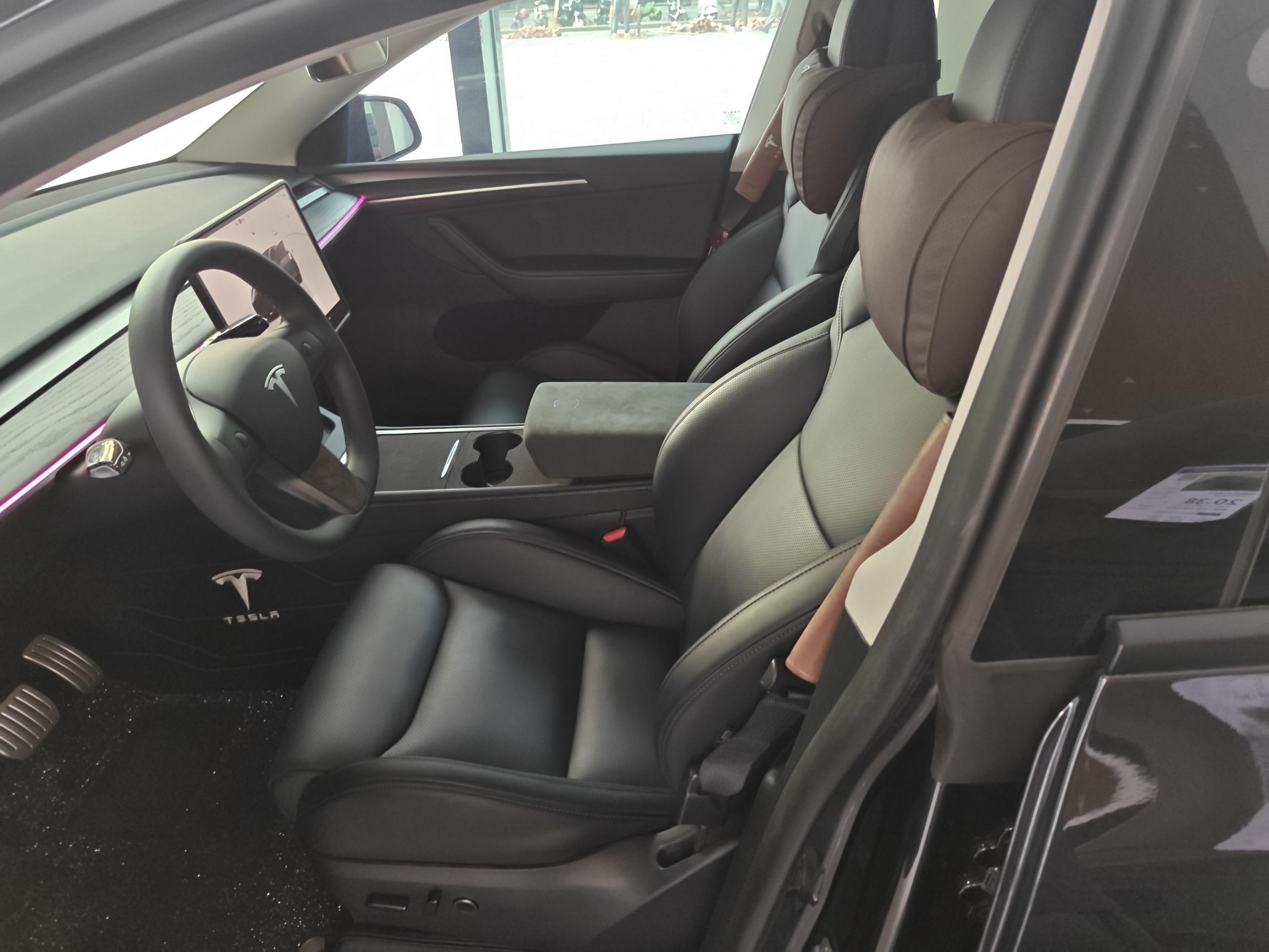 المقاعد الأمامية داخل السيارة