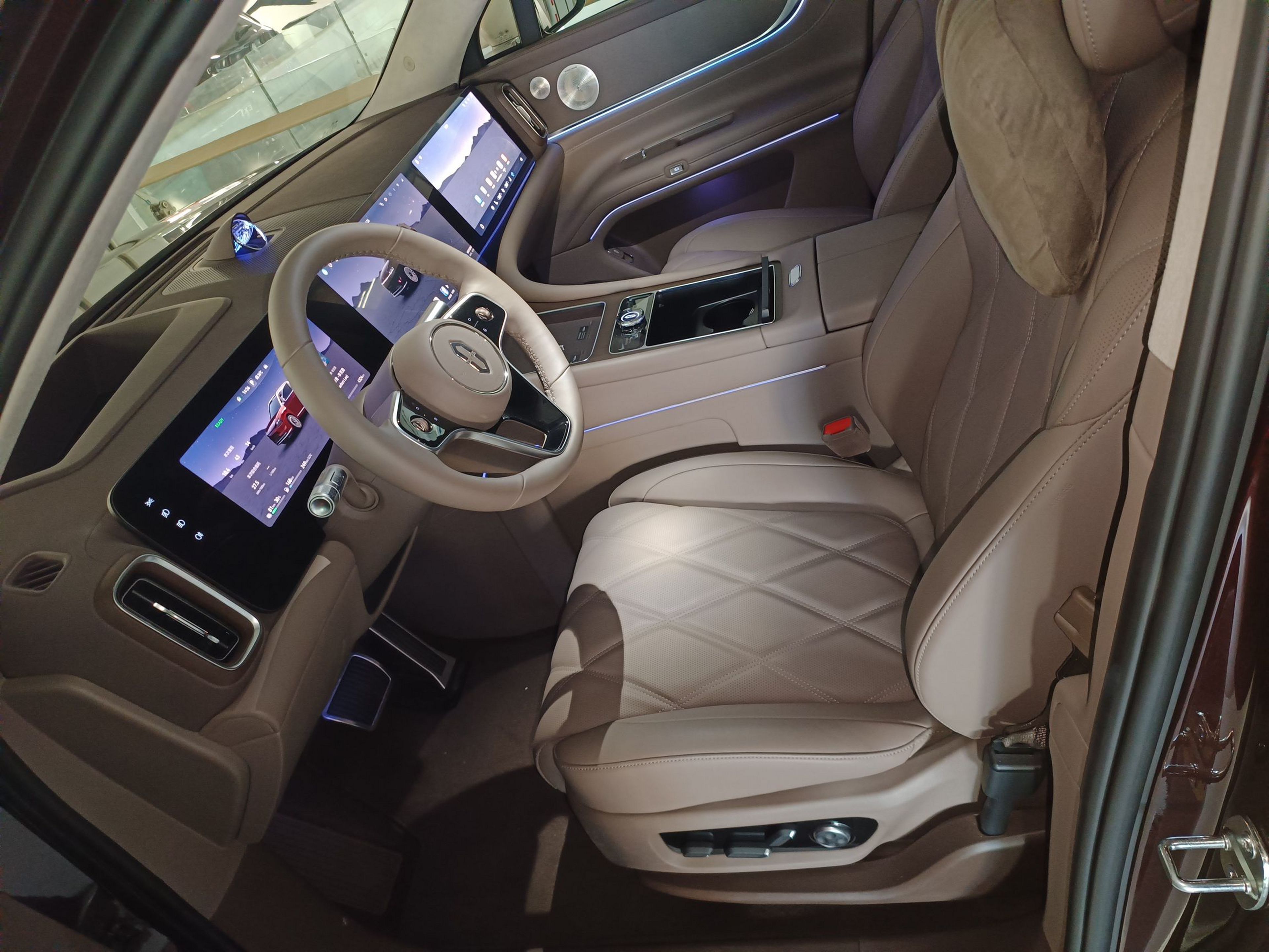 المقاعد الأمامية داخل السيارة